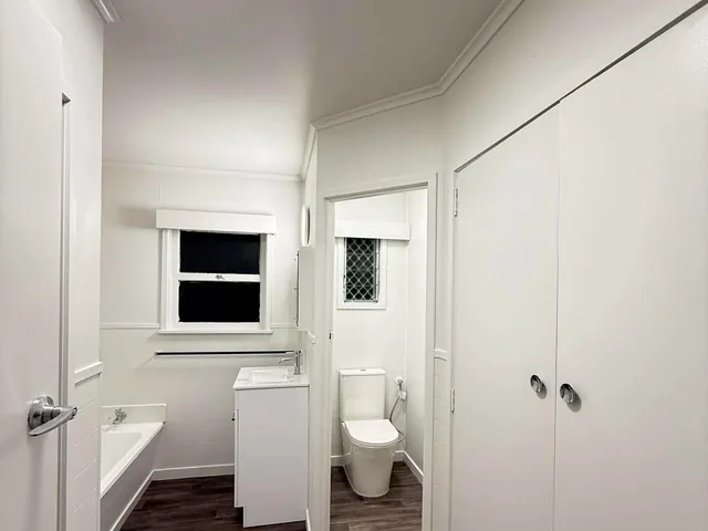 Vinyl plank flooring installation, Auckland Waterproof vinyl flooring finished in a renovated Auckland bathroom